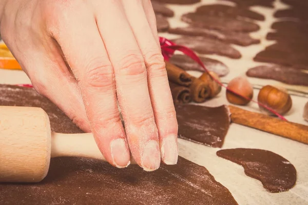 Archiwalne zdjęcie, ręka kobiety za pomocą wałkownica do pieczenia ciasteczka świąteczne Boże Narodzenie lub Piernik — Zdjęcie stockowe