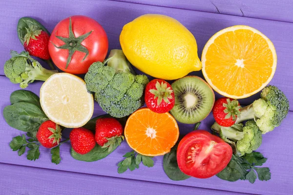 Frutta e verdura contenenti vitamina C e minerali naturali, concetto di alimentazione sana — Foto Stock