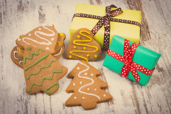 Vintage photo, Fresh baked gingerbread and gifts for Christmas on old rustic board, christmas time — Stock Photo, Image