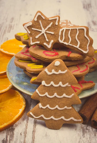 Vintage photo, gingerbread or festive cookies with spices on old rustic board, christmas time — Stock Photo, Image