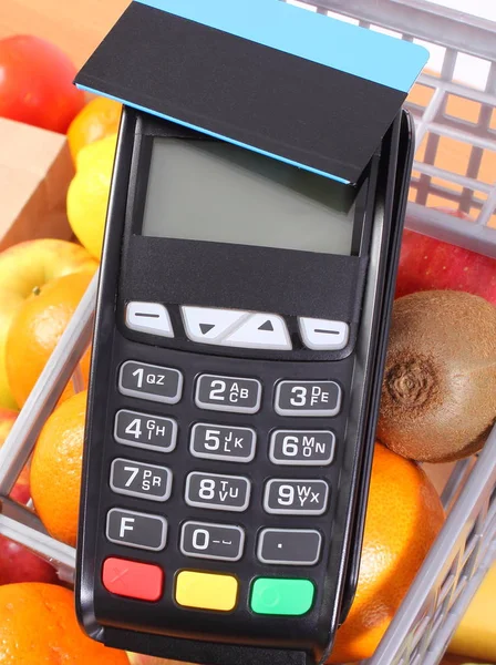 Платіжний термінал з безконтактною кредитною карткою, фруктами та овочами, концепція безготівкової оплати за покупки — стокове фото