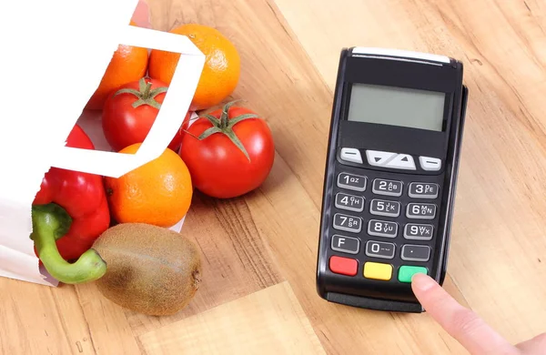 Використовуючи платіжний термінал та фрукти та овочі, введіть особистий ідентифікаційний номер — стокове фото
