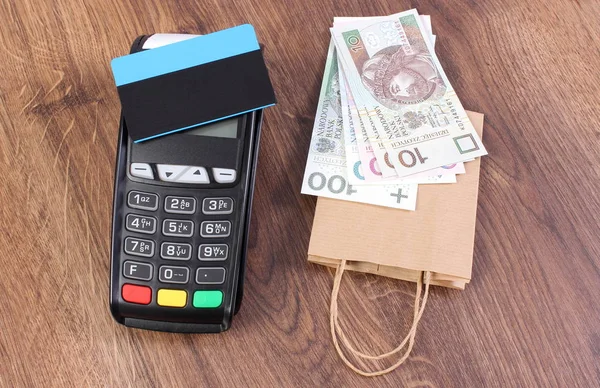 Terminal de pago con tarjeta de crédito, dinero polaco y bolsa de papel, concepto de pago sin efectivo para compras — Foto de Stock