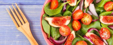 Taze meyve ve sebze salatası ahşap çatal, sağlıklı yaşam ve beslenme kavramı ile hazırlanmış