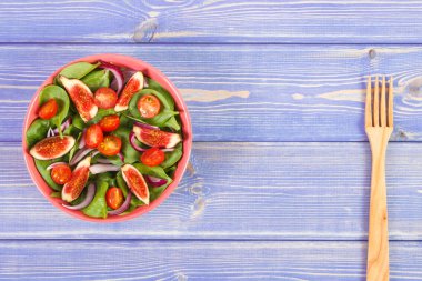 Taze hazırlanmış meyve ve sebze salatası ahşap çatal, sağlıklı beslenme, kavramı ile kurullarında metin için yer kopyalayın