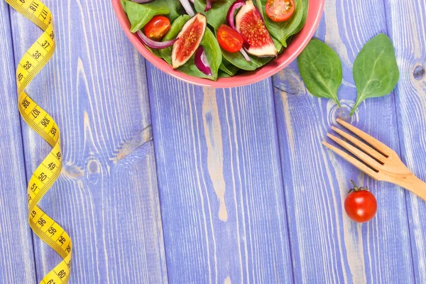 Φρούτα και η σαλάτα λαχανικών, πιρούνι με μετροταινία, αδυνάτισμα και διατροφή έννοια, αντιγράψτε χώρο για το κείμενο — Φωτογραφία Αρχείου