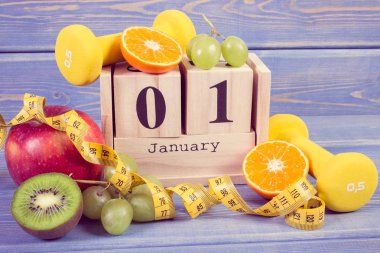 Vintage Fotoğraf, küp 1 Ocak tarihi ile takvim, meyve, halter ve şerit metre, yeni yıl kararları