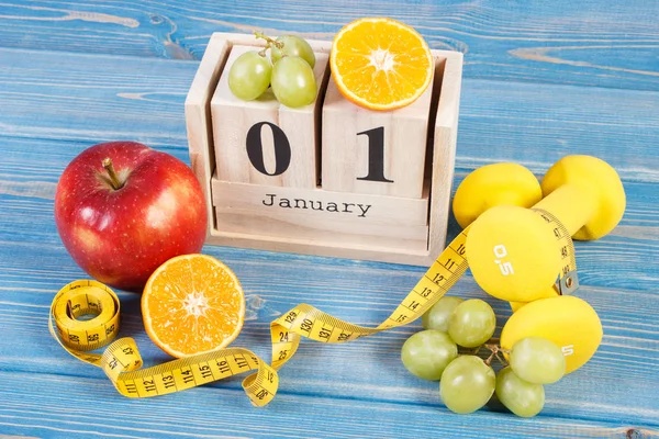 Date du 1er janvier, fruits frais, haltères et ruban à mesurer, nouvelle année résolution concept — Photo