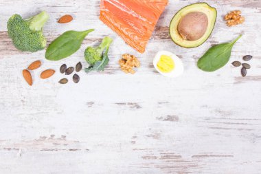 Omega 3 asitleri içeren maddeler, doymamış yağ ve lif, sağlıklı yaşam, metin için yer kopyalayın