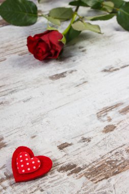 Sevgililer günü, kopya alanı metin rustik tahtada için kalp ve gül dekorasyon