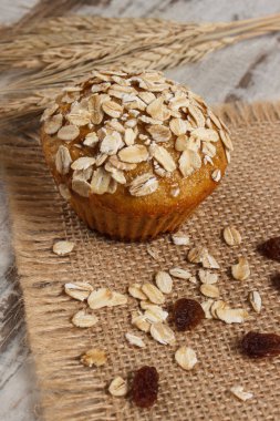 Taze muffin yulaf ezmesi ile kepekli un ile pişmiş