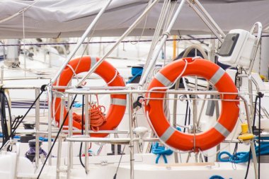 Yat, yelkenli, emniyet seyahat konsepti üzerinde turuncu lifebuoy parçaları