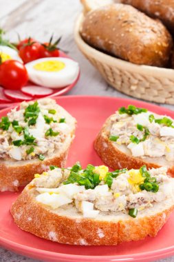 Baget balık Yapıştır, yumurta, domates, turp ve taze rulo dilim