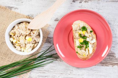 Dilim baget ile yumurta ve Frenk soğanı uskumru veya ton balığı Yapıştır