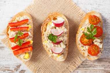 Baget uskumru veya ton balığı ile yapıştırın, sağlıklı beslenme