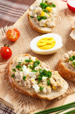 Taze hazırlanmış baget veya uskumru veya ton balığı yapıştır ile sandviç