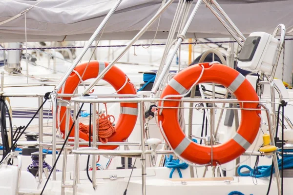 Partes del yate, boya de salvamento naranja en velero, concepto de viaje de seguridad —  Fotos de Stock