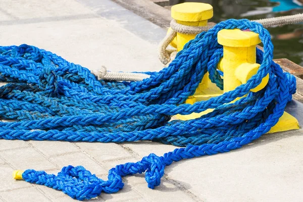 Corda azul e amarração bollard, detalhe do porto, conceito de iatismo — Fotografia de Stock