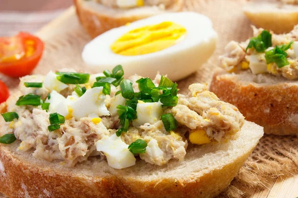 Gevrek sandviç ya da baget uskumru veya ton balığı ile yapıştırın, sağlıklı beslenme