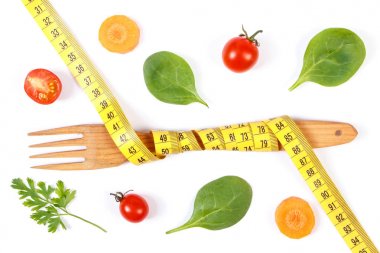 Ahşap çatal sarılmış santimetre ve taze sebze, kavramı zayıflama ve sağlıklı beslenme