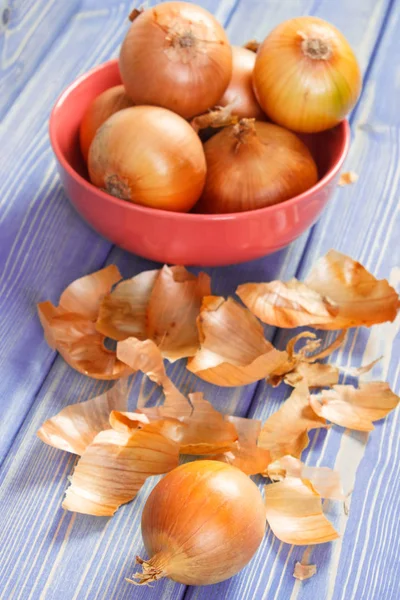Frische Bio-Zwiebeln in Schale auf Platten, gesundes Ernährungskonzept — Stockfoto