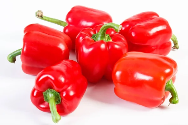 Hoop van rode paprika's op een witte achtergrond, concept van gezonde voeding — Stockfoto