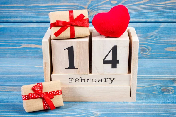 Datum 14 februari op de agenda van de kubus, ingepakte cadeaus en rood hart, Valentijnsdag decoratie — Stockfoto