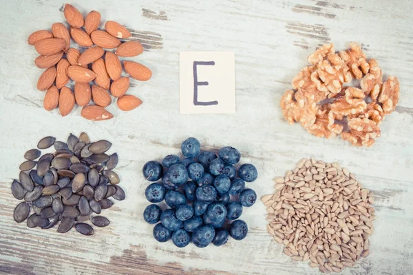 Ročník fotografické, produkty a přísady obsahující vitamin E a dietní vlákniny, koncept zdravé výživy — Stock fotografie