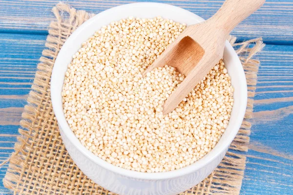 Sementes de quinoa contendo minerais naturais e vitaminas, conceito de nutrição saudável — Fotografia de Stock