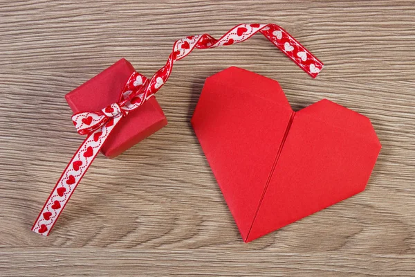 Cadeau enveloppé avec ruban et coeur comme décoration pour la Saint-Valentin — Photo