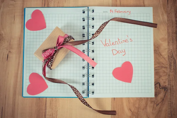 Урожай фото, день Святого Валентина, написаний на ноутбук, загорнуті подарунок і серця — стокове фото