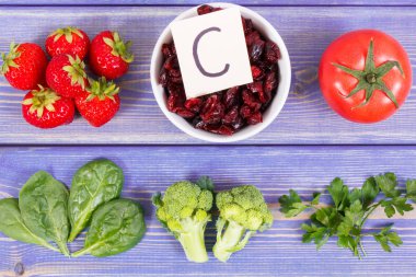 C vitamini ve doğal mineraller, bağışıklık güçlendirme kavramı içeren sebze ve meyve