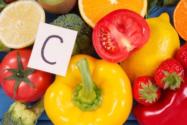 Meyve ve sebzeler içeren C vitamini ve doğal mineraller, sağlıklı beslenme kavramı