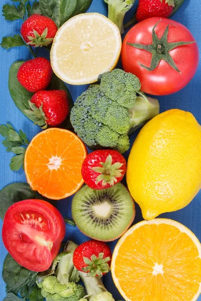 Фрукты и овощи в качестве источников витамина С, пищевых волокон и минералов, укрепление иммунитета и здорового питания — стоковое фото