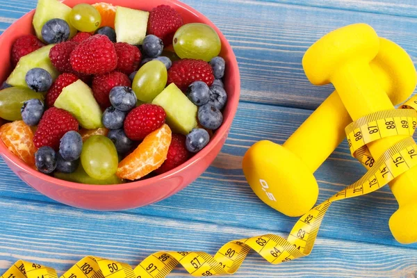 Ensalada de fruta fresca preparada y centímetro con mancuernas, estilo de vida saludable y concepto nutricional —  Fotos de Stock