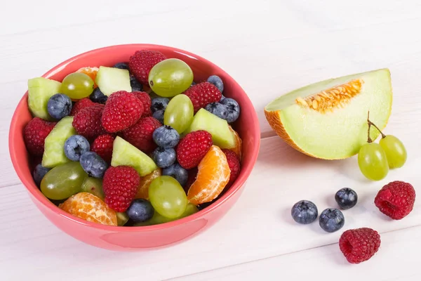 Insalata di frutta fresca peparata in ciotola di vetro, concetto di nutrizione sana — Foto Stock