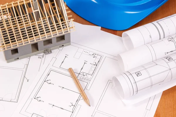 Diagramas elétricos ou plantas, acessórios para trabalhos de engenharia e casa em construção, conceito de casa de construção — Fotografia de Stock