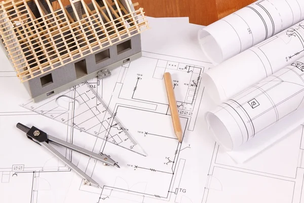 Diagramas elétricos, acessórios para trabalhos de engenharia e casa em construção na mesa, construção de conceito de casa — Fotografia de Stock