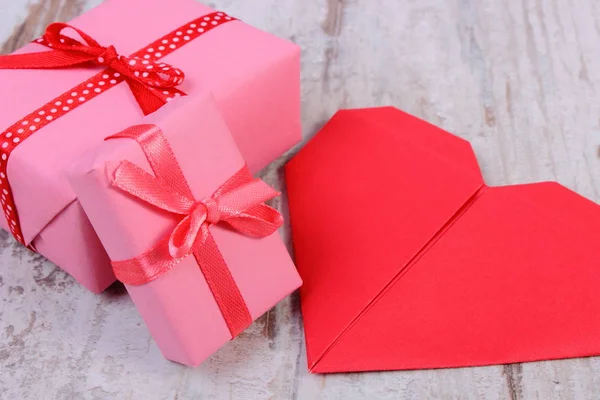 Regalos para cumpleaños, San Valentín u otra celebración y corazón rojo — Foto de Stock