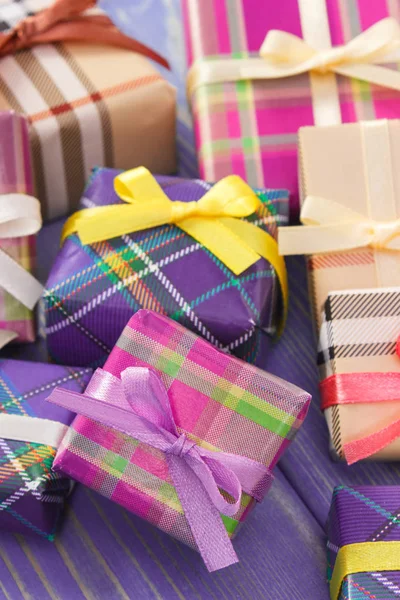 情人节或其他庆典用丝带包裹五颜六色的礼物 — 图库照片