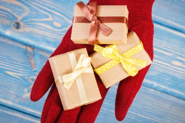 Main de femme avec des cadeaux pour la Saint-Valentin ou autre célébration — Photo