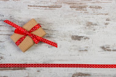 Sevgililer günü, kopya alanı metin eski rustik tahtada için kırmızı kurdele ile hediye