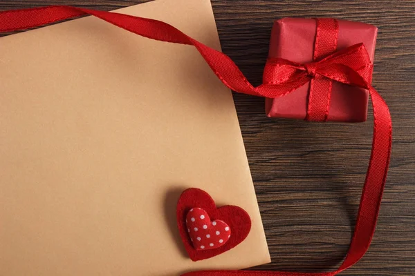 Gift with ribbon and love letter for Valentines Day — Stock Photo, Image