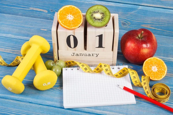 1. Januar auf Würfelkalender, Früchte, Hanteln und Zentimeter, Neujahrsvorsätze — Stockfoto