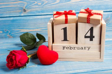 Küp takvim tarihi 14 Şubat, sarılmış hediye, kırmızı kalp ve gül çiçek, Sevgililer günü