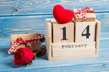 Küp takvim tarihi 14 Şubat, Hediyelik, kırmızı kalp ve gül çiçek, Sevgililer günü dekorasyon