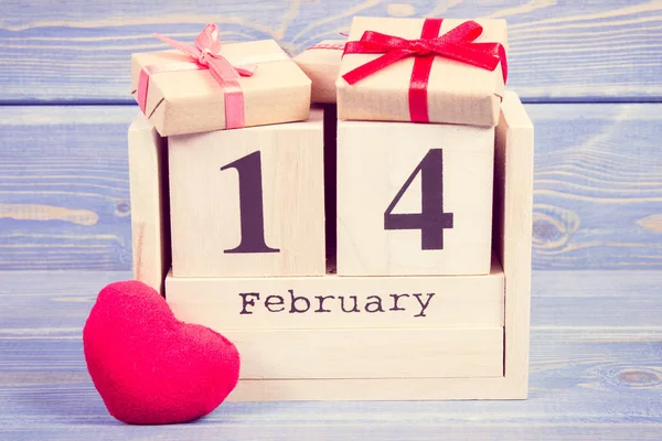 Vintage fotó, kocka naptári dátum február 14-én, ajándékok és a piros szív, Valentin-nap — Stock Fotó
