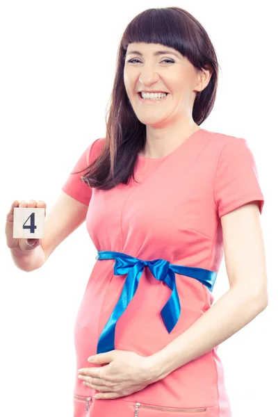Vrouw in zwangere weergegeven: nummer van de vierde maand van de zwangerschap, verwacht voor pasgeboren concept — Stockfoto