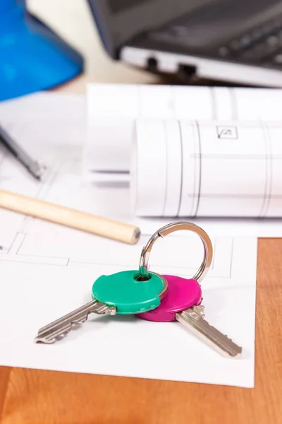 Home chaves, diagramas elétricos e acessórios para uso em trabalhos de engenharia, construção de conceito de casa — Fotografia de Stock