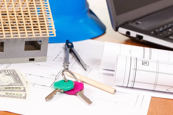 Llaves caseras, dólar de las monedas, diagramas eléctricos y accesorios para trabajos del ingeniero, concepto casero del coste de la construcción — Foto de Stock